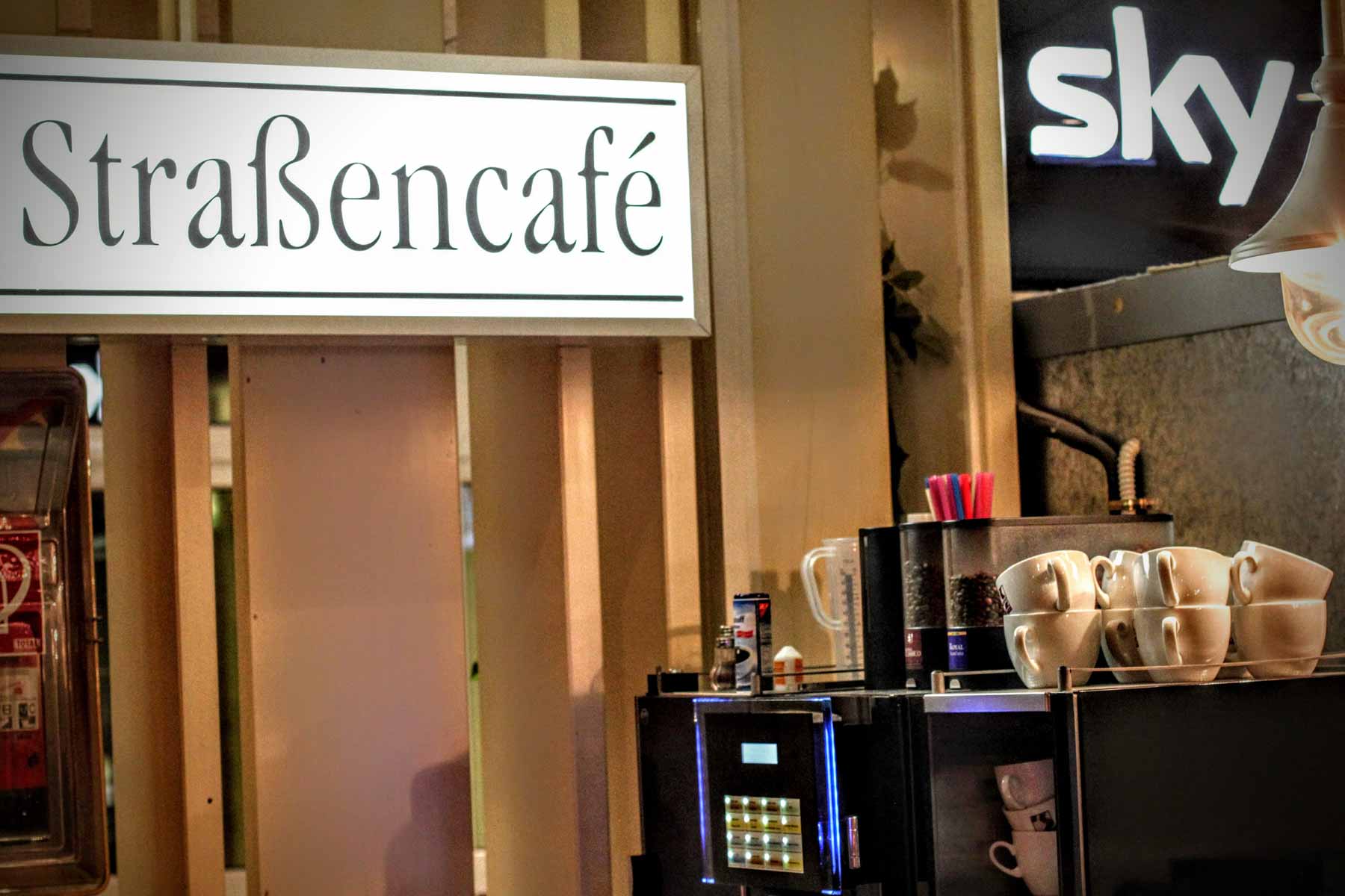 Strassencafé mit Sky Bundesliga Minigolfplatz Panoramic