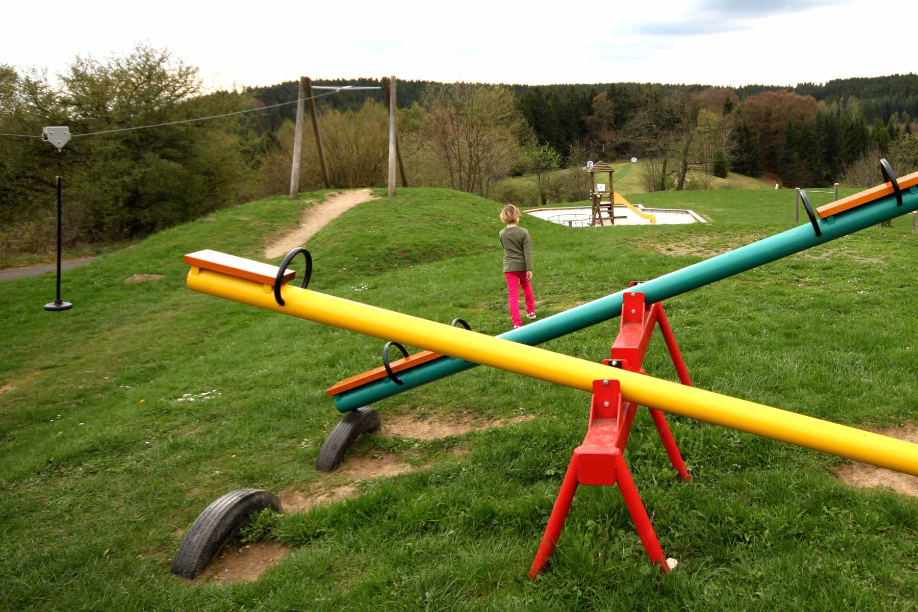 Großer Aussenspielplatz hinter dem Haus Aussenspielplatz Panoramic
